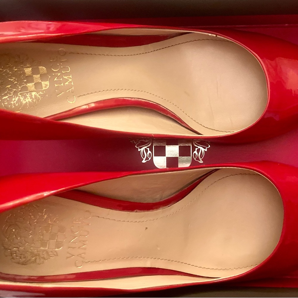 Sariah Tango Red Soft Cow Patent Vince Camuto Pumps. - Picture 2 of 4